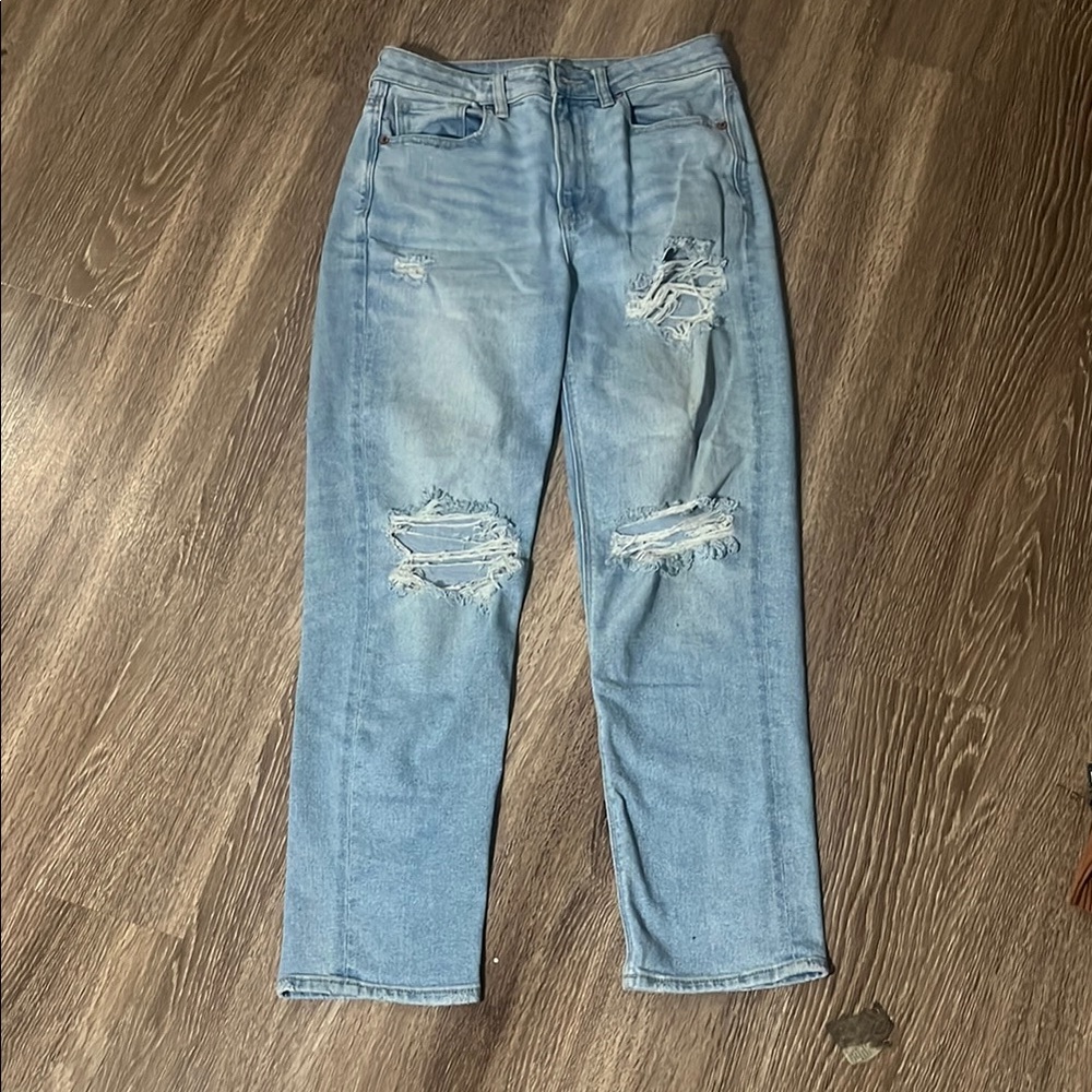 Woman’s American Eagle mom jeans
